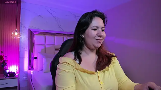 Snapshot of zoes_milee chatting on May 19, 11:38 am zoes milee online show from May 19, 11:38 am