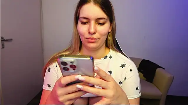 Snapshot of ShyHotNerd chatting on October 12, 12:20 am ShyHotNerd online show from October 12, 12:20 am