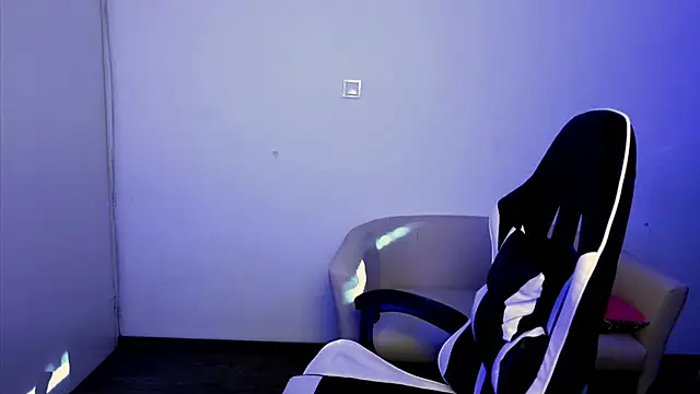 Snapshot of ShyHotNerd chatting on November 7, 8:25 am ShyHotNerd online show from November 7, 8:25 am