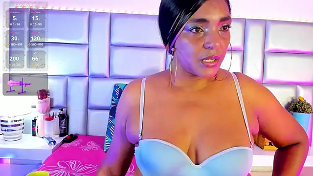 LovelyNickii online show from May 4, 1:18 pm