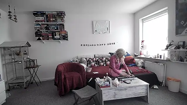 Snapshot of CDHannahSub chatting on June 25, 6:29 am CDHannahSub online show from June 25, 6:29 am
