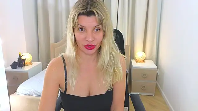 Snapshot of M_I_A_M_I_A chatting on November 12, 1:22 pm M I A M I A online show from November 12, 1:22 pm