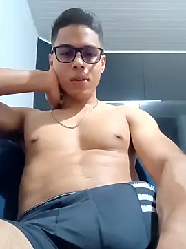 Snapshot of HornyTiger744 chatting on February 26, 1:15 am HornyTiger744 online show from February 26, 1:15 am