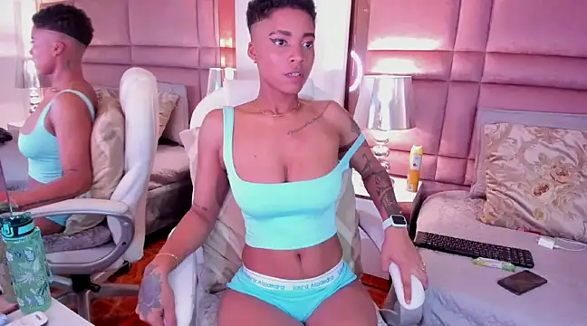 Snapshot of LuciaWallace chatting on February 15, 3:42 am LuciaWallace online show from February 15, 3:42 am