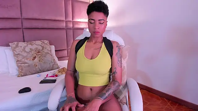 Snapshot of LuciaWallace chatting on March 13, 9:48 pm LuciaWallace online show from March 13, 9:48 pm