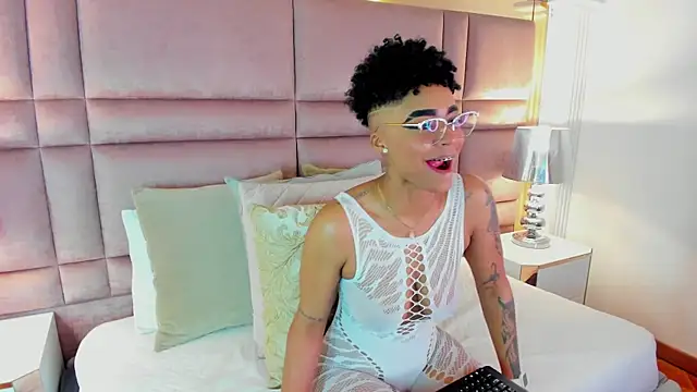 Snapshot of LuciaWallace chatting on September 27, 3:33 am LuciaWallace online show from September 27, 3:33 am