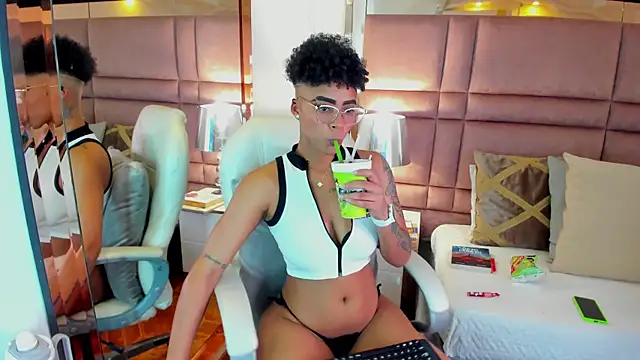 Snapshot of LuciaWallace chatting on October 3, 1:57 am LuciaWallace online show from October 3, 1:57 am