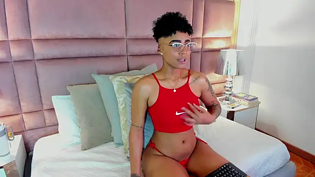 Snapshot of LuciaWallace chatting on October 6, 10:51 pm LuciaWallace online show from October 6, 10:51 pm