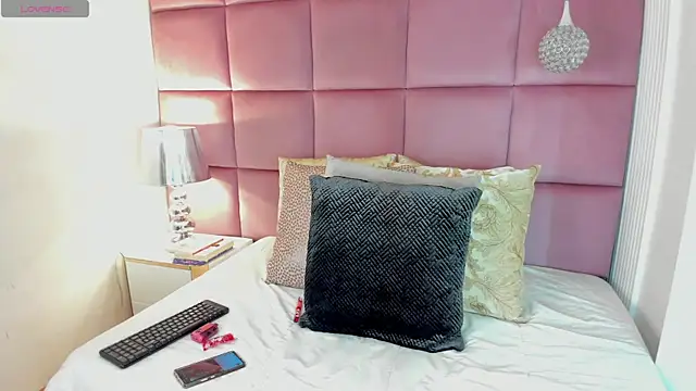 Snapshot of LuciaWallace chatting on October 19, 12:33 am LuciaWallace online show from October 19, 12:33 am