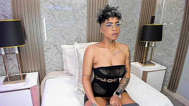 Snapshot of LuciaWallace chatting on February 17, 11:33 pm LuciaWallace online show from February 17, 11:33 pm