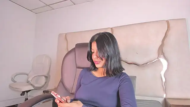 Salmaportman69 online show from May 13, 2:31 am