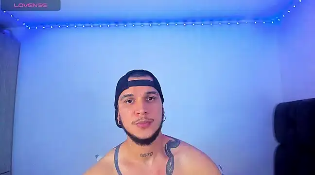 Snapshot of austinoficial chatting on January 19, 3:29 am austinoficial online show from January 19, 3:29 am