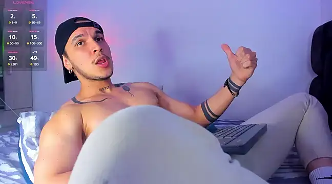 Snapshot of austinoficial chatting on February 6, 2:44 am austinoficial online show from February 6, 2:44 am