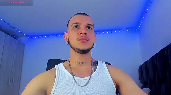 Snapshot of austinoficial chatting on February 14, 12:19 am austinoficial online show from February 14, 12:19 am