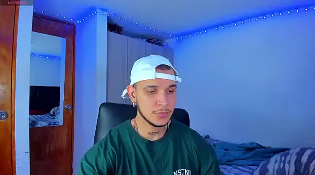 Snapshot of austinoficial chatting on February 23, 12:19 am austinoficial online show from February 23, 12:19 am