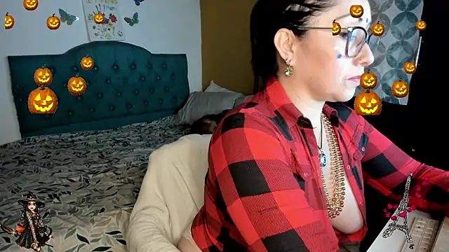 Snapshot of nataparis chatting on October 31, 12:55 am nataparis online show from October 31, 12:55 am