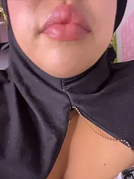 Snapshot of zahra_Jalid chatting on April 17, 7:06 pm zahra Jalid online show from April 17, 7:06 pm