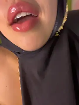 Snapshot of zahra_Jalid chatting on April 20, 11:17 pm zahra Jalid online show from April 20, 11:17 pm