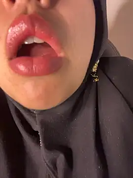 Snapshot of zahra_Jalid chatting on April 21, 1:42 am zahra Jalid online show from April 21, 1:42 am