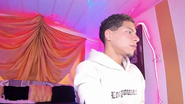 Snapshot of Ethan_Boyy chatting on October 7, 9:34 pm Ethan Boyy online show from October 7, 9:34 pm