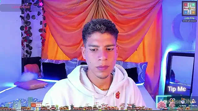 Snapshot of Ethan_Boyy chatting on October 21, 8:53 pm Ethan Boyy online show from October 21, 8:53 pm