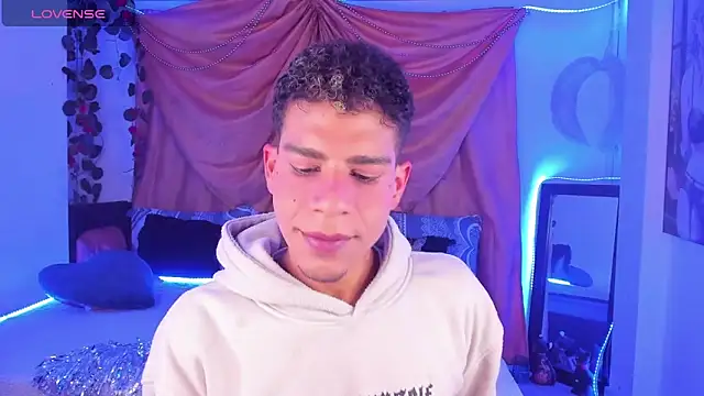 Snapshot of Ethan_Boyy chatting on October 25, 11:10 pm Ethan Boyy online show from October 25, 11:10 pm