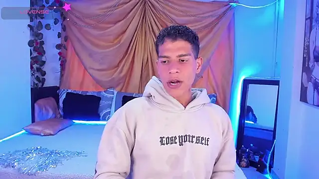 Snapshot of Ethan_Boyy chatting on October 31, 10:00 pm Ethan Boyy online show from October 31, 10:00 pm