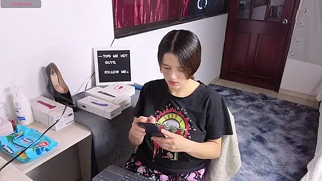 Snapshot of SexLaura_ chatting on March 3, 11:35 pm SexLaura online show from March 3, 11:35 pm