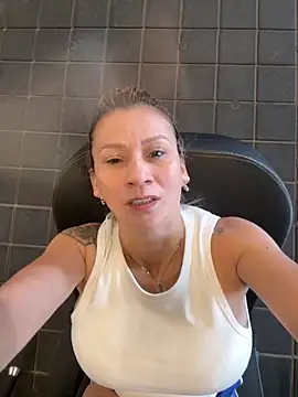 Snapshot of AtheneaRusell chatting on October 21, 5:02 pm AtheneaRusell online show from October 21, 5:02 pm