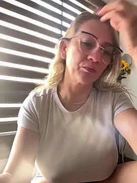 Snapshot of AtheneaRusell chatting on December 19, 7:10 pm AtheneaRusell online show from December 19, 7:10 pm