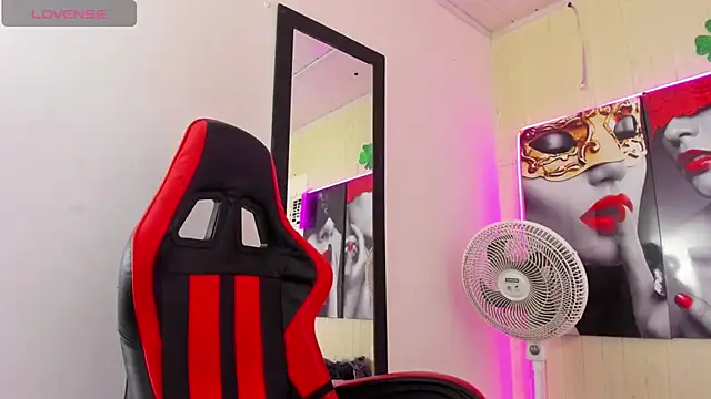 Snapshot of Miss_sparkle00 chatting on October 3, 4:53 am Miss sparkle00 online show from October 3, 4:53 am