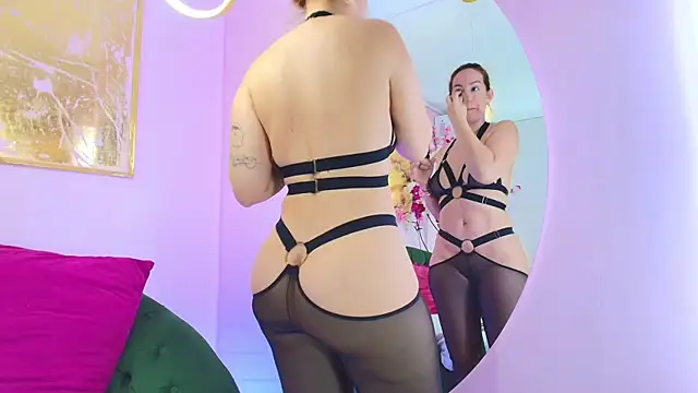 Snapshot of scarlette69 chatting on October 14, 8:20 pm scarlette69 online show from October 14, 8:20 pm