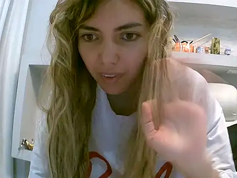 VittoriaTaylor online show from May 6, 10:48 pm