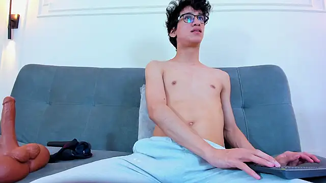 Snapshot of Cum_hunters chatting on February 15, 7:51 am Cum hunters online show from February 15, 7:51 am