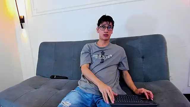 Snapshot of Cum_hunters chatting on March 29, 3:39 am Cum hunters online show from March 29, 3:39 am