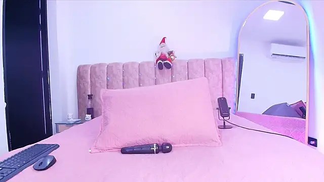 Auroraa miller online show from December 20, 12:01 pm