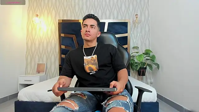 Snapshot of Brad_Summer chatting on January 29, 5:24 pm Brad Summer online show from January 29, 5:24 pm