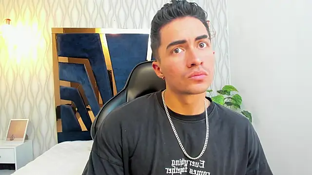 Snapshot of Brad_Summer chatting on February 1, 5:37 pm Brad Summer online show from February 1, 5:37 pm