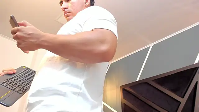 Snapshot of Brad_Summer chatting on February 8, 5:18 pm Brad Summer online show from February 8, 5:18 pm