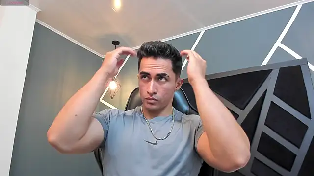 Snapshot of Brad_Summer chatting on February 18, 5:10 pm Brad Summer online show from February 18, 5:10 pm