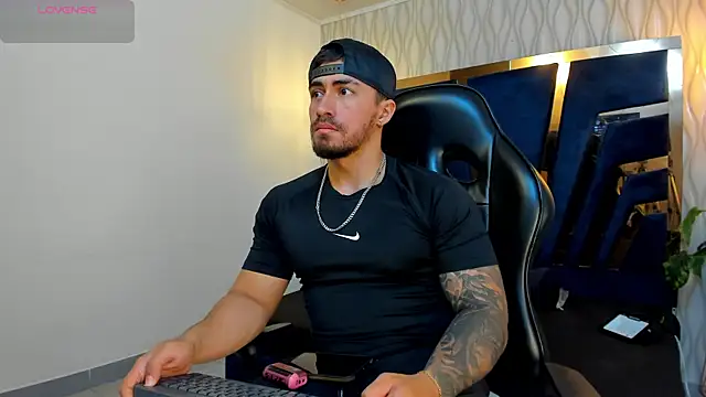 Snapshot of Brad_Summer chatting on October 24, 5:31 pm Brad Summer online show from October 24, 5:31 pm