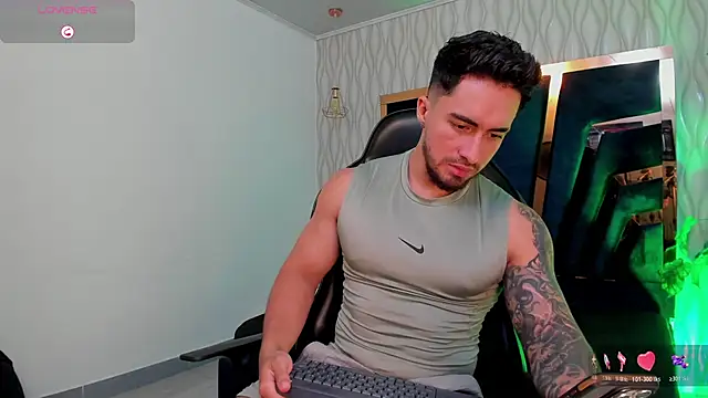 Snapshot of Brad_Summer chatting on October 27, 5:17 pm Brad Summer online show from October 27, 5:17 pm