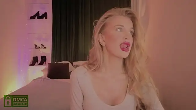 Snapshot of _TiffanyCo_ chatting on December 18, 8:53 am TiffanyCo online show from December 18, 8:53 am