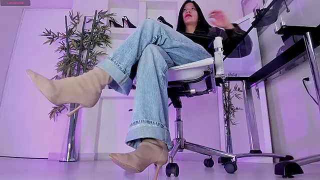 hannah howeell   online show from March 4, 9:59 am