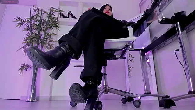 hannah howeell   online show from March 11, 9:37 am