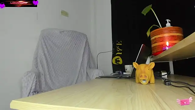 Snapshot of VioletParkker chatting on March 7, 2:08 am VioletParkker online show from March 7, 2:08 am