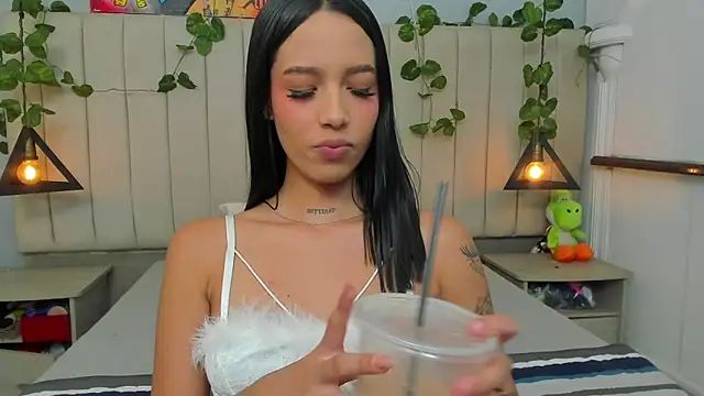 Snapshot of Paulina_Lopezz chatting on February 12, 9:10 pm Paulina Lopezz online show from February 12, 9:10 pm