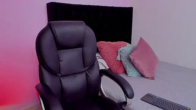 Snapshot of Paulina_Lopezz chatting on March 6, 8:38 pm Paulina Lopezz online show from March 6, 8:38 pm