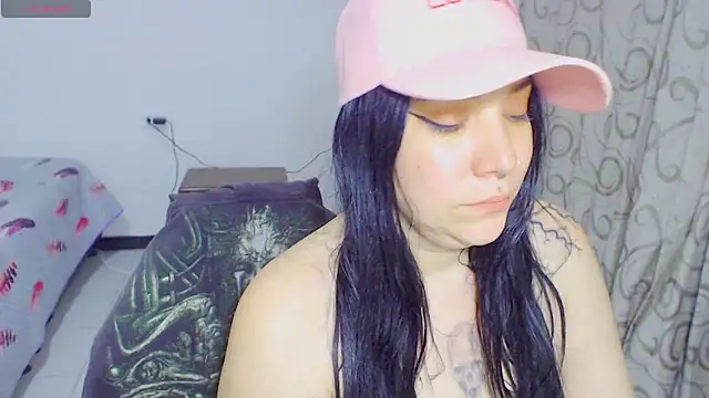 Snapshot of sharonnleon chatting on April 11, 1:43 am sharonnleon online show from April 11, 1:43 am