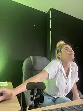 viktoria davis  online show from March 7, 11:05 pm